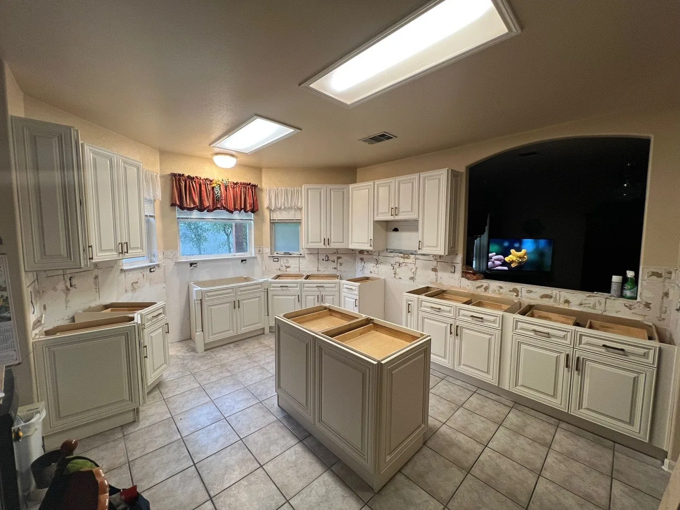 Quartz Countertop Edges Explained: Eased, Bullnose, Mitered & More — WoodArt Cabinets San Antonio